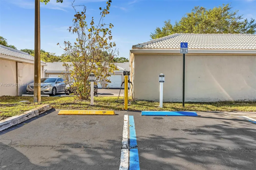 2881 Oakland Forest Dr #311 Oakland Park, FL 33309