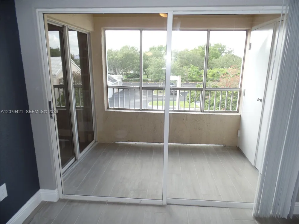 2881 Oakland Forest Dr #311 Oakland Park, FL 33309