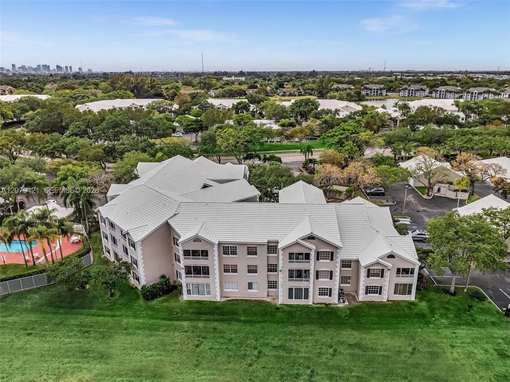 2881 Oakland Forest Dr #311 Oakland Park, FL 33309