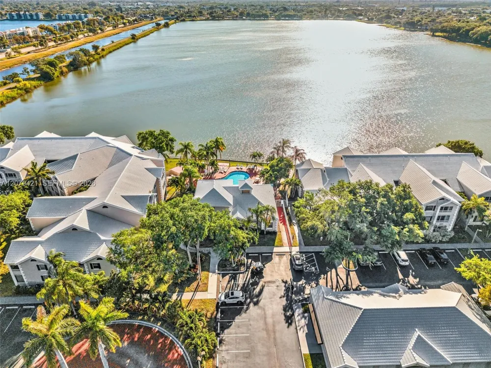 2881 Oakland Forest Dr #311 Oakland Park, FL 33309