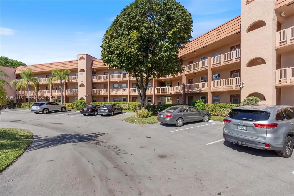 9761 Sunrise Lakes Blvd #107 Sunrise, FL 33322
