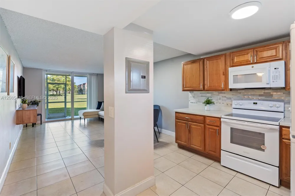 9761 Sunrise Lakes Blvd #107 Sunrise, FL 33322