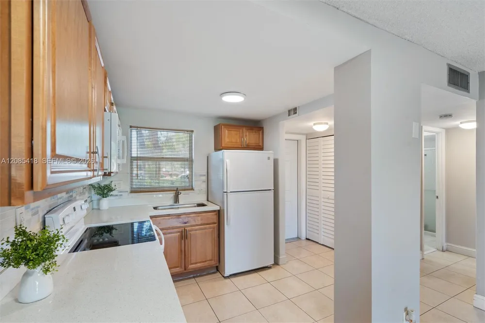 9761 Sunrise Lakes Blvd #107 Sunrise, FL 33322
