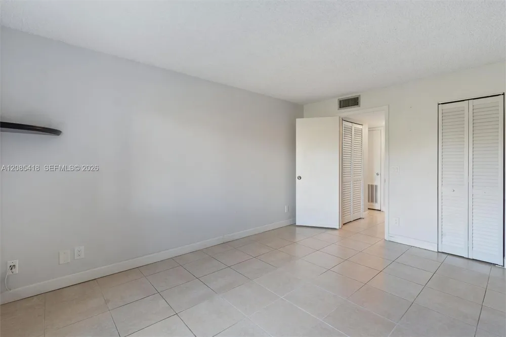 9761 Sunrise Lakes Blvd #107 Sunrise, FL 33322