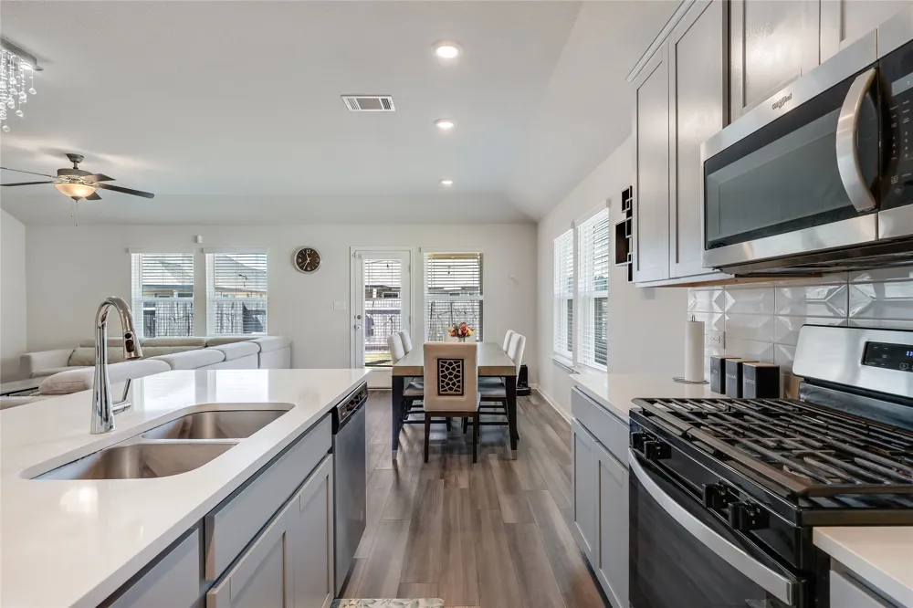 406 Grasslands Trail Hutto, TX 78634