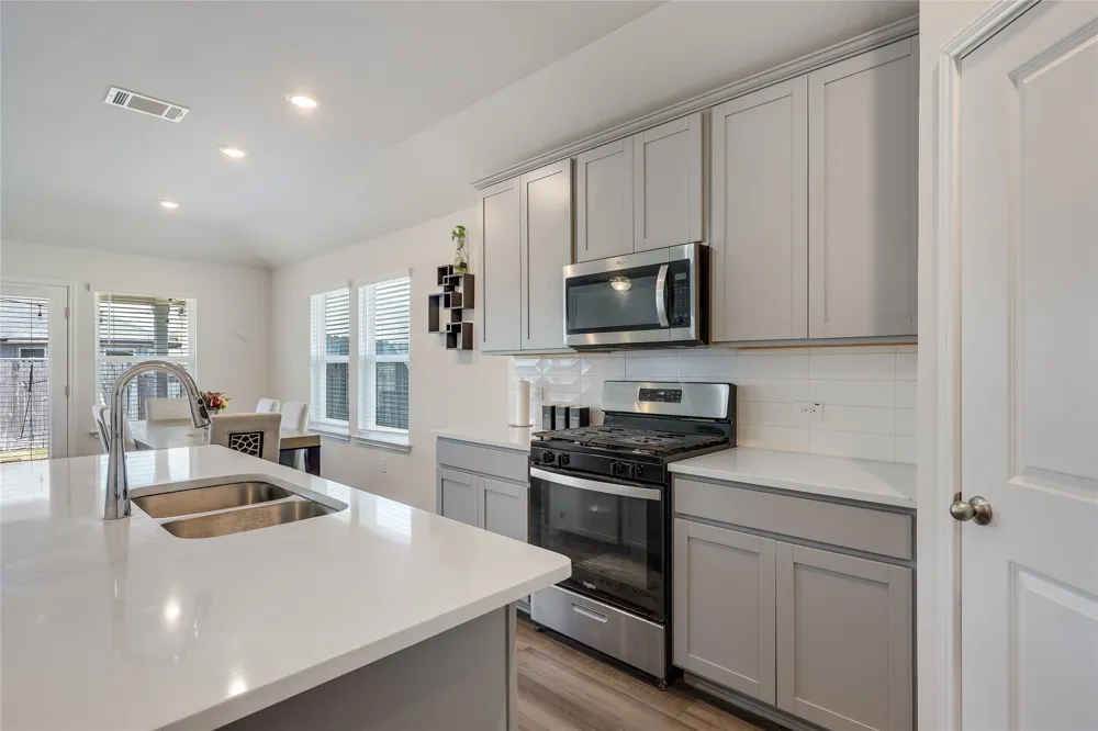 406 Grasslands Trail Hutto, TX 78634