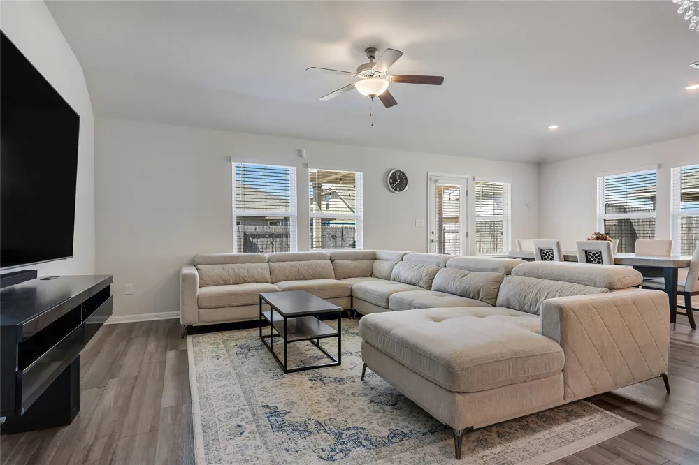 406 Grasslands Trail Hutto, TX 78634