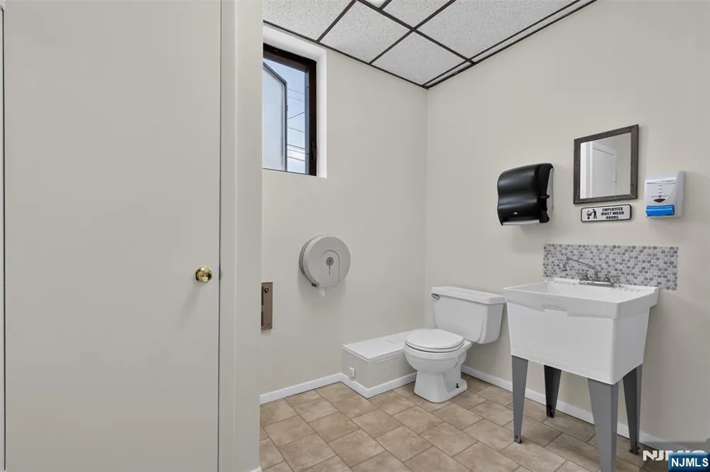 521 Valley Brook Avenue Office/ Warehou Lyndhurst, NJ 07071