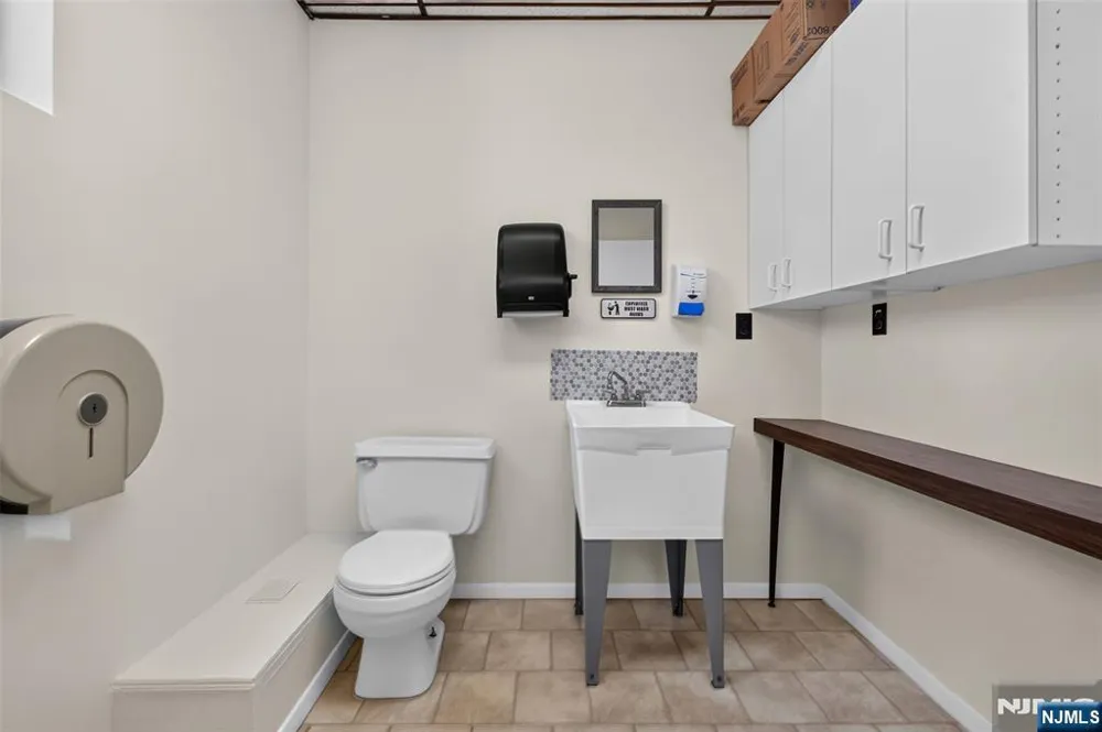 521 Valley Brook Avenue Office/ Warehou Lyndhurst, NJ 07071