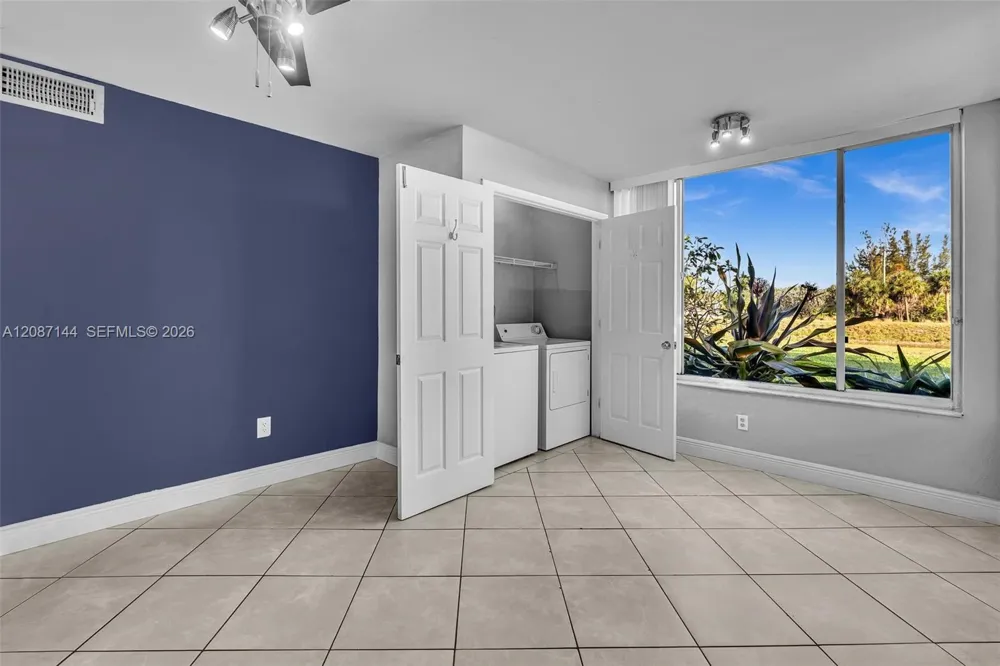 2881 Oakland Forest Dr #113 Oakland Park, FL 33309