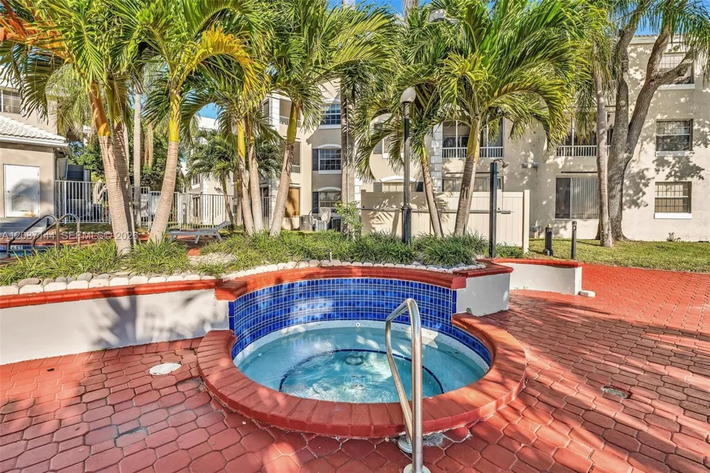 2881 Oakland Forest Dr #113 Oakland Park, FL 33309