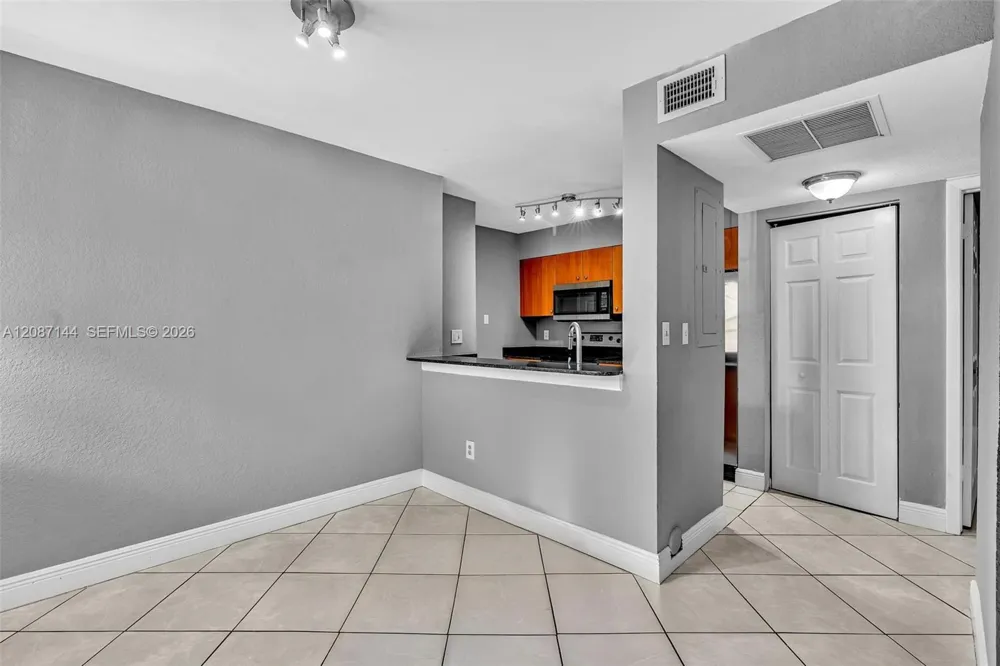 2881 Oakland Forest Dr #113 Oakland Park, FL 33309