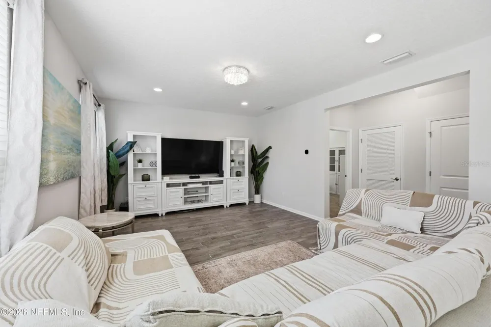 6946 AZALEA GROVE DRIVE Jacksonville, FL 32258