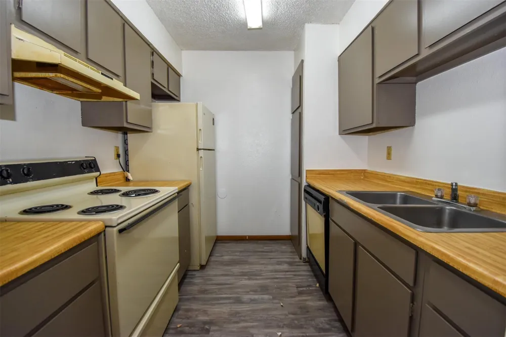 5252 Twin City Hwy Highway #452 Groves, TX 77619