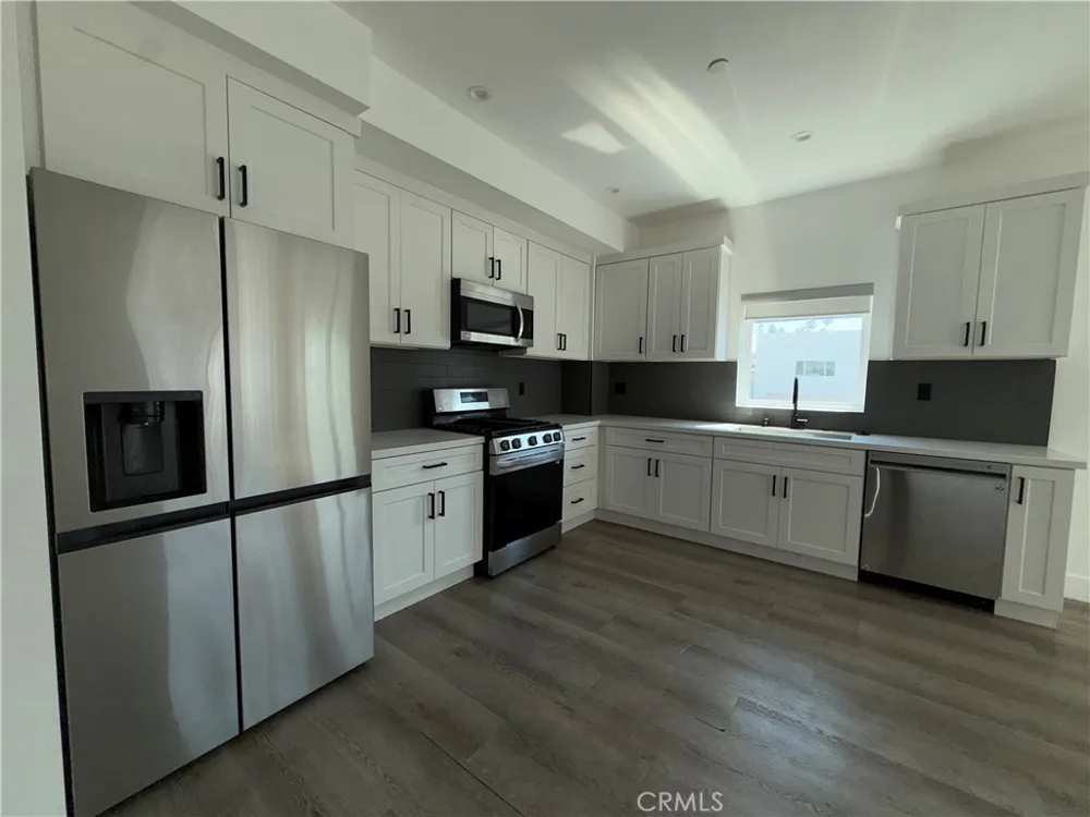 21715 Hart Street Canoga Park, CA 91303