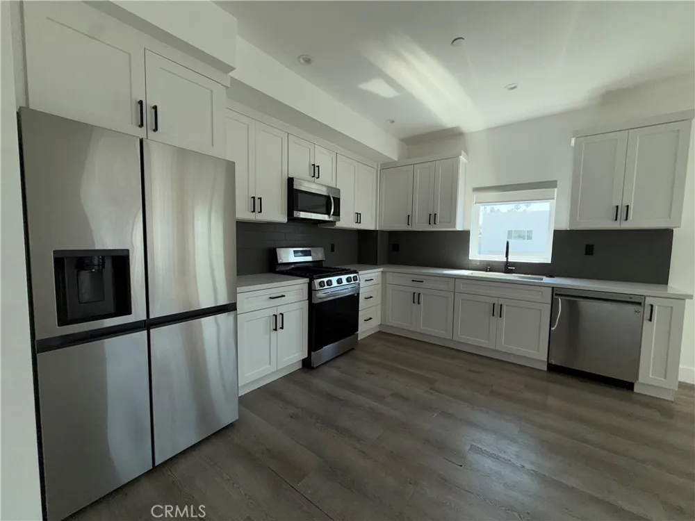 21715 Hart Street Canoga Park, CA 91303