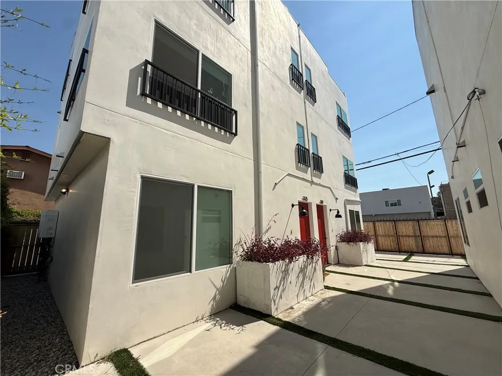 21715 Hart Street Canoga Park, CA 91303