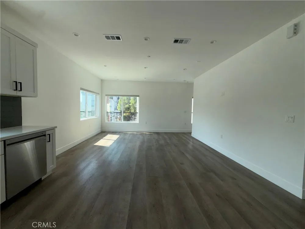 21715 Hart Street Canoga Park, CA 91303