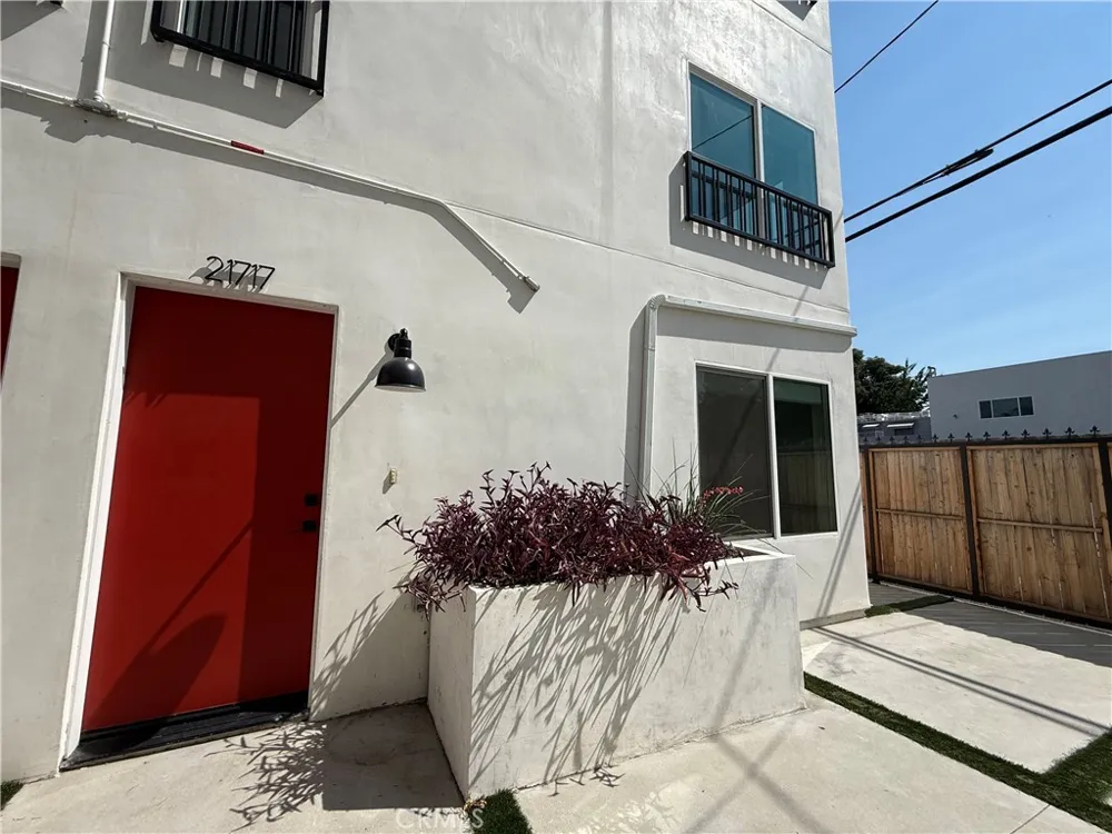 21715 Hart Street Canoga Park, CA 91303