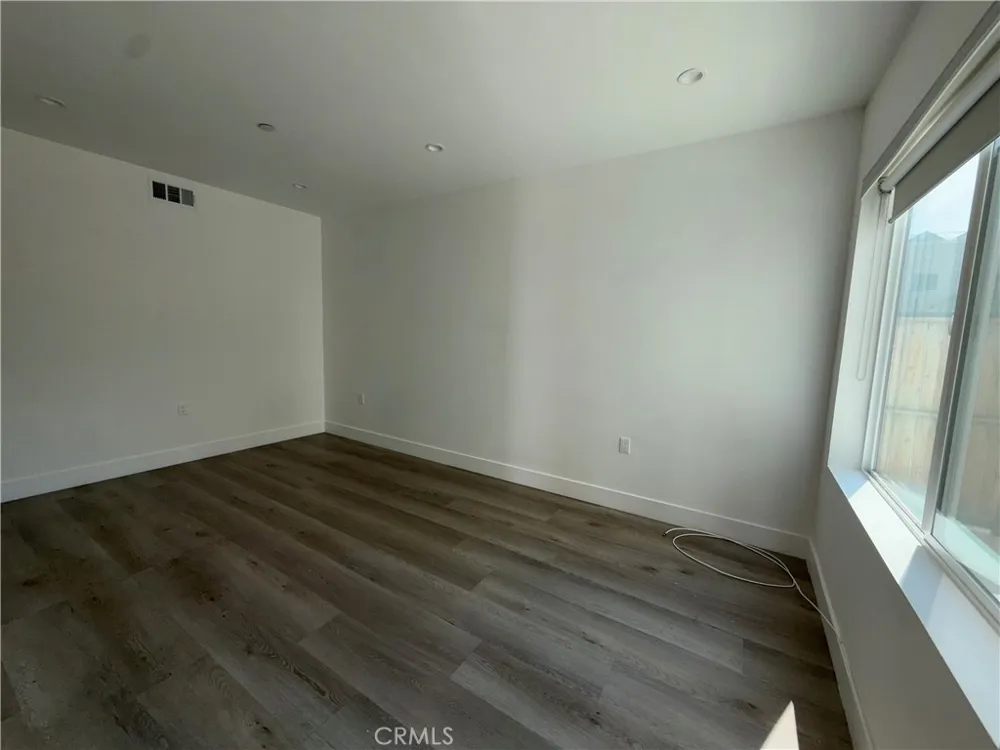 21715 Hart Street Canoga Park, CA 91303