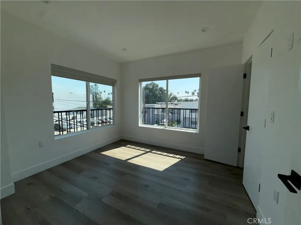21715 Hart Street Canoga Park, CA 91303
