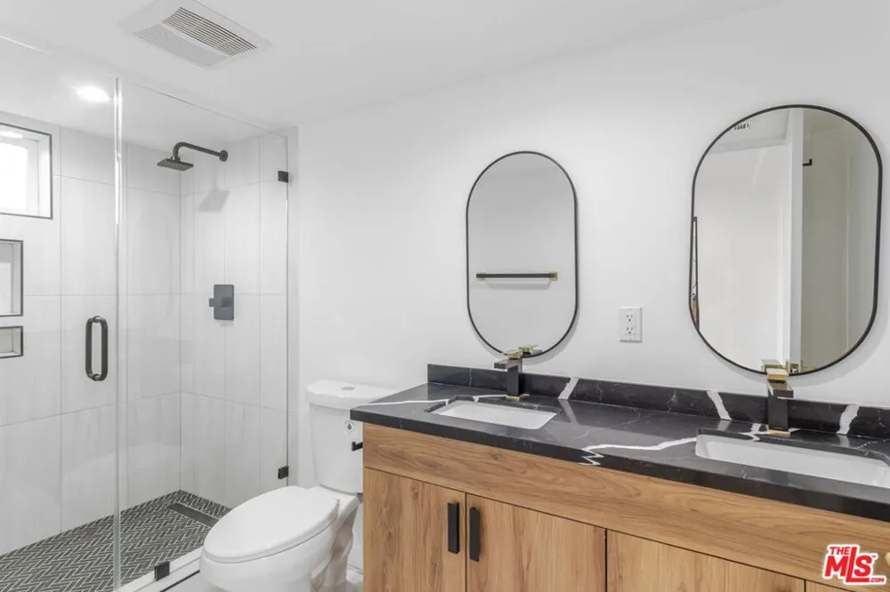 10821 Hartsook Street North Hollywood, CA 91601