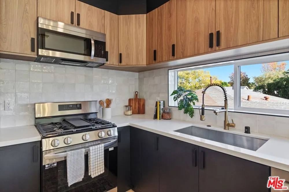 10821 Hartsook Street North Hollywood, CA 91601