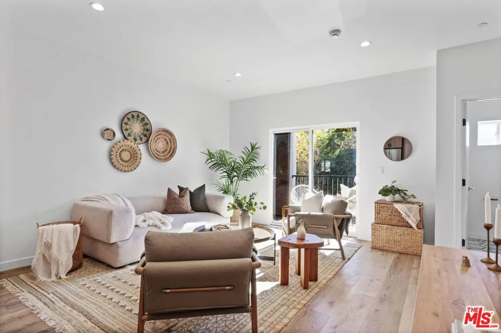 10821 Hartsook Street North Hollywood, CA 91601