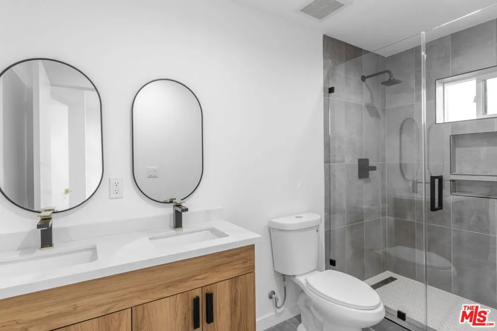10821 Hartsook Street North Hollywood, CA 91601