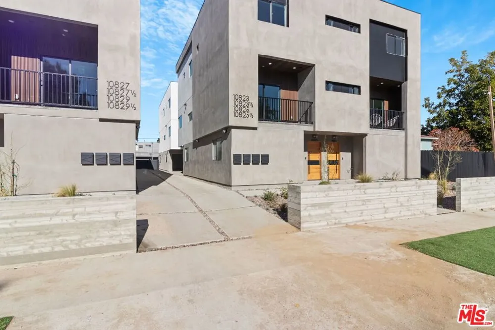 10821 Hartsook Street North Hollywood, CA 91601
