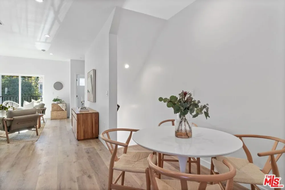 10821 Hartsook Street North Hollywood, CA 91601