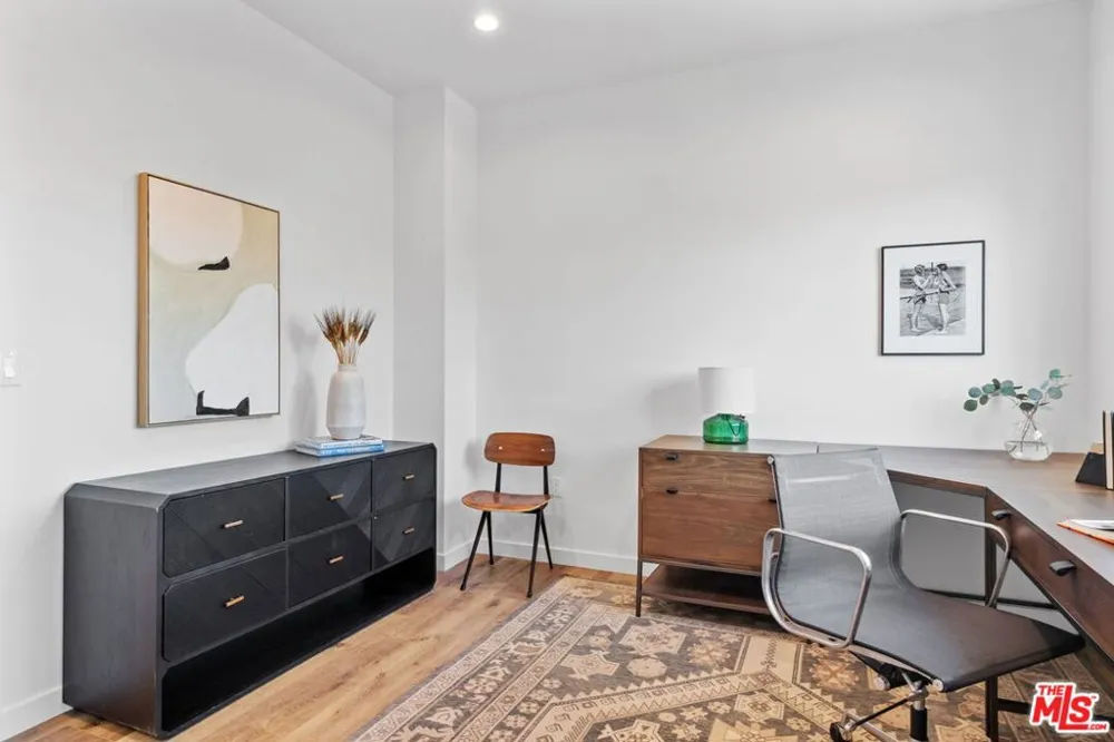 10821 Hartsook Street North Hollywood, CA 91601