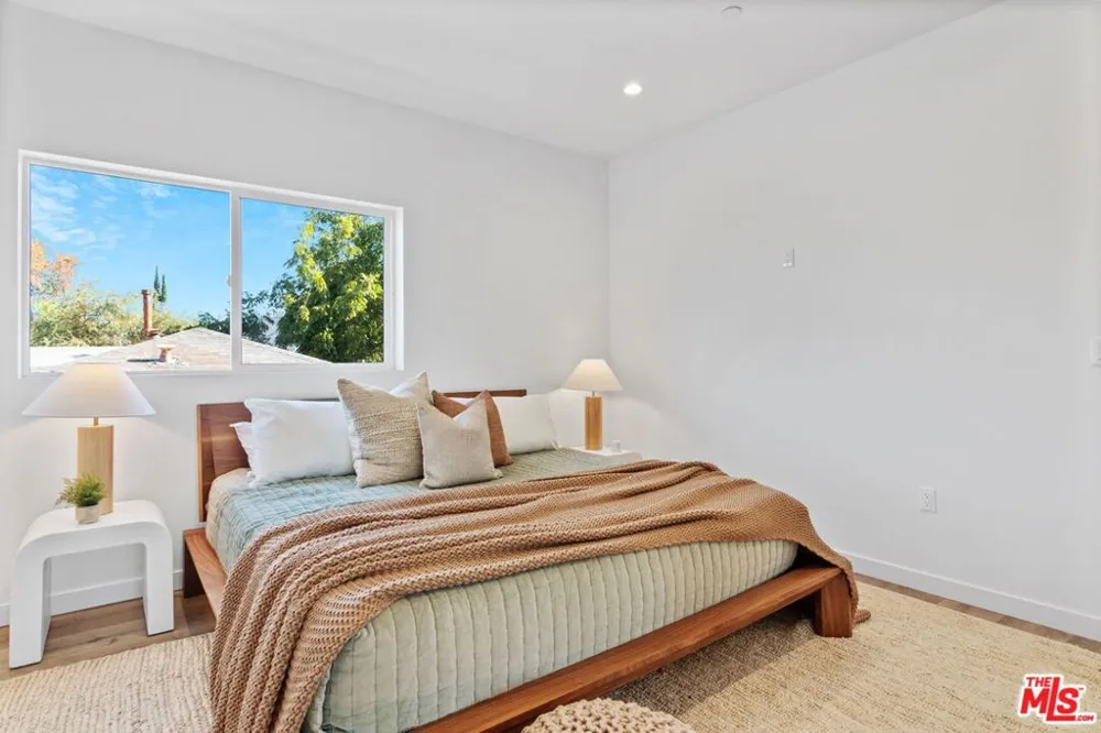 10821 Hartsook Street North Hollywood, CA 91601