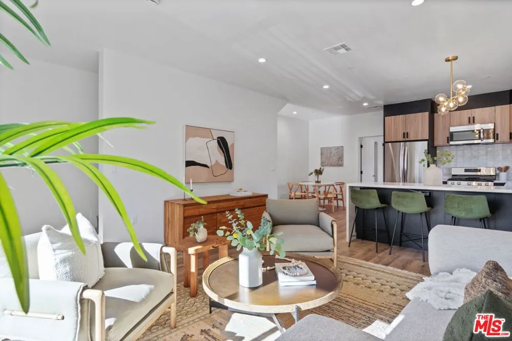 10821 Hartsook Street North Hollywood, CA 91601