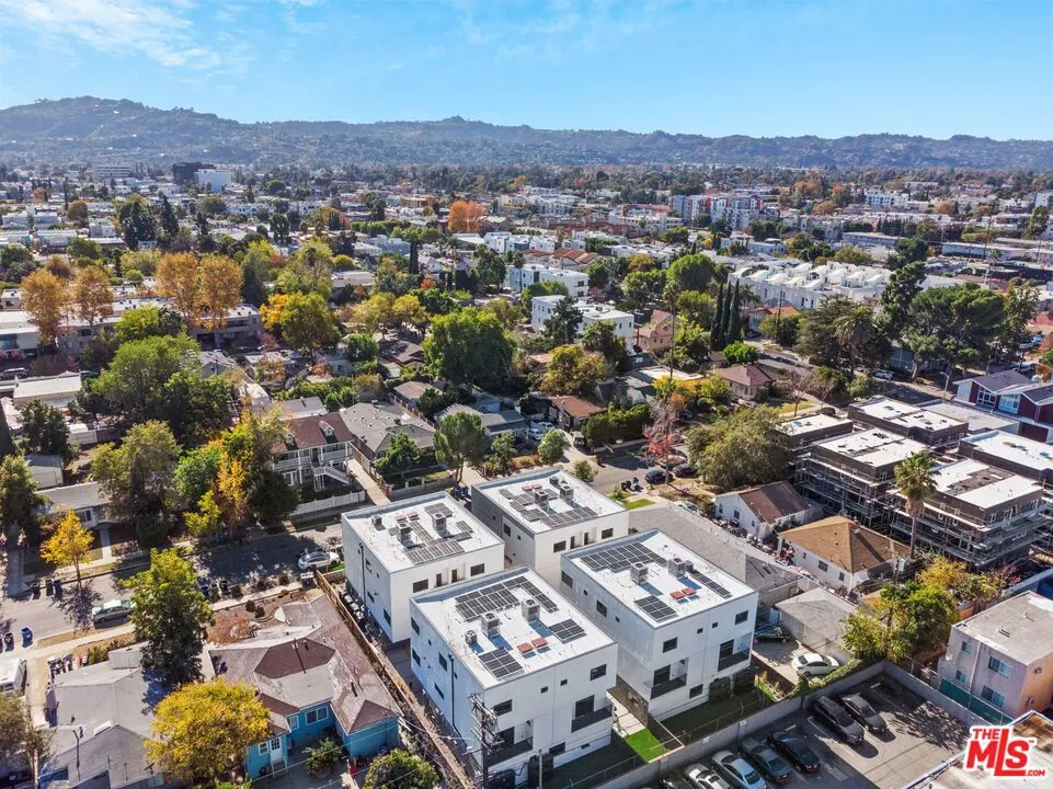 10821 Hartsook Street North Hollywood, CA 91601