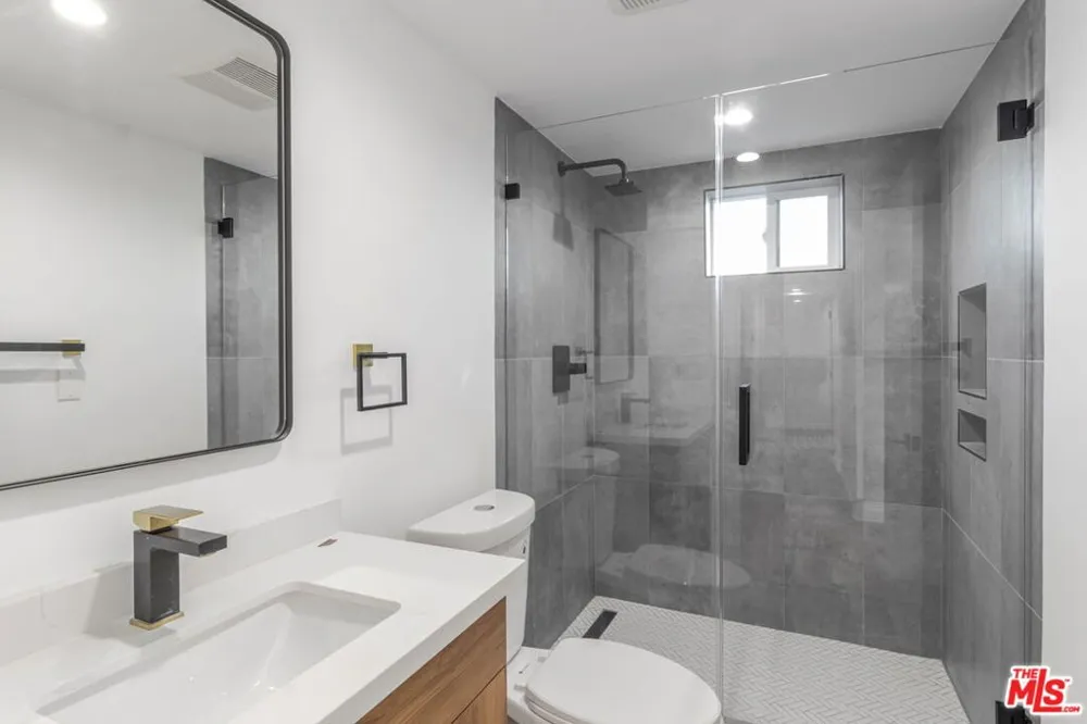 10821 Hartsook Street North Hollywood, CA 91601