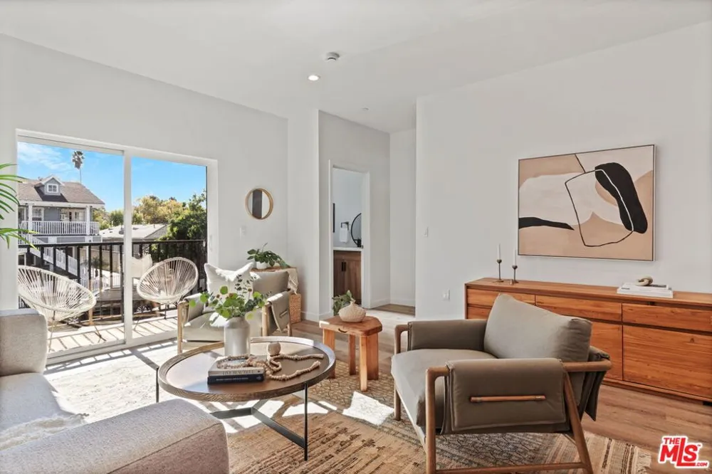 10821 Hartsook Street North Hollywood, CA 91601