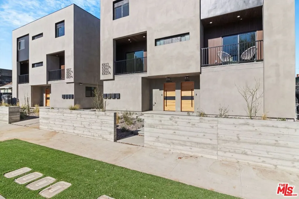 10821 Hartsook Street North Hollywood, CA 91601