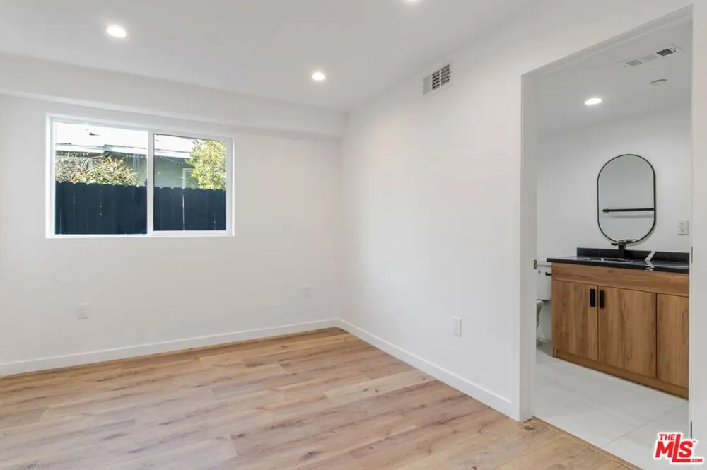 10821 Hartsook Street North Hollywood, CA 91601