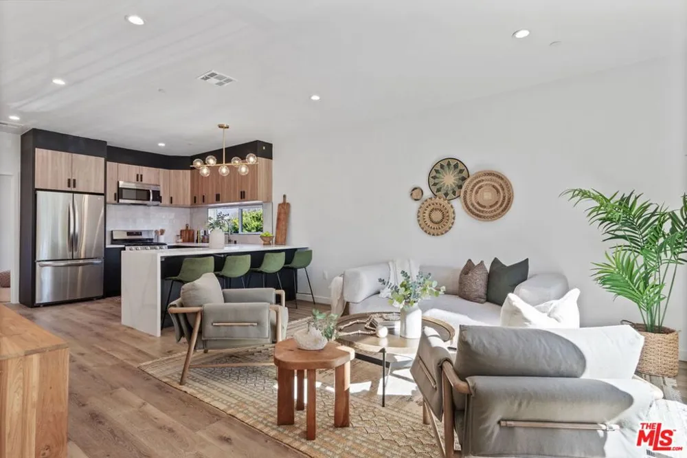 10821 Hartsook Street North Hollywood, CA 91601