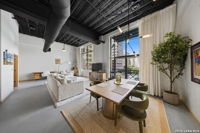 214 E Travis Unit 303 San Antonio, TX 78205