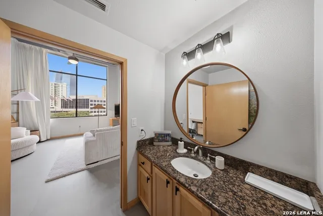 214 E Travis Unit 303 San Antonio, TX 78205