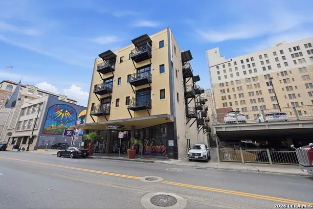 214 E Travis Unit 303 San Antonio, TX 78205