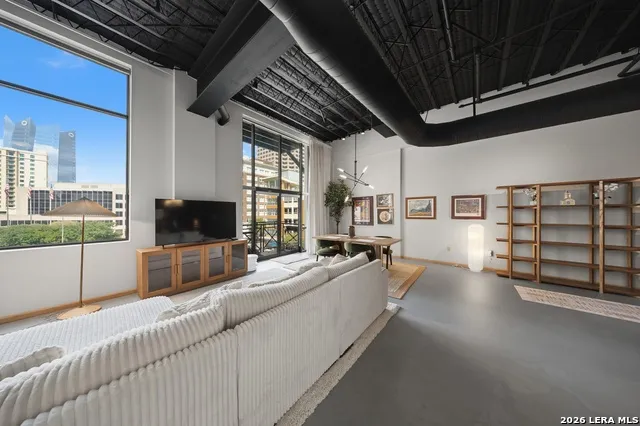214 E Travis Unit 303 San Antonio, TX 78205