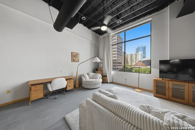 214 E Travis Unit 303 San Antonio, TX 78205