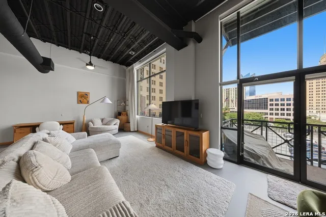 214 E Travis Unit 303 San Antonio, TX 78205