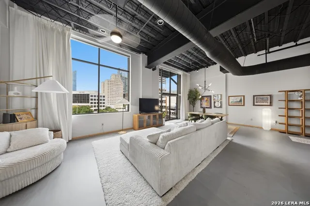 214 E Travis Unit 303 San Antonio, TX 78205