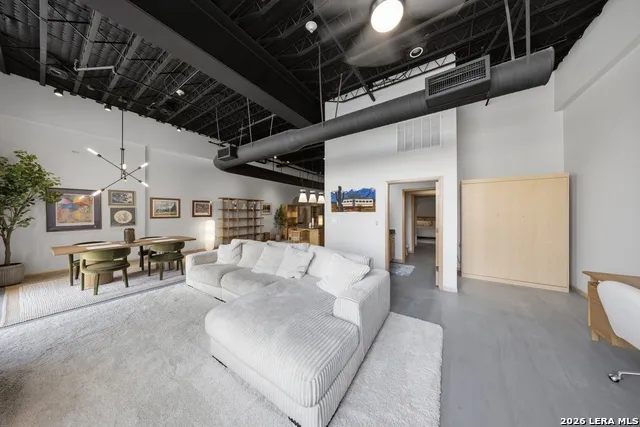 214 E Travis Unit 303 San Antonio, TX 78205