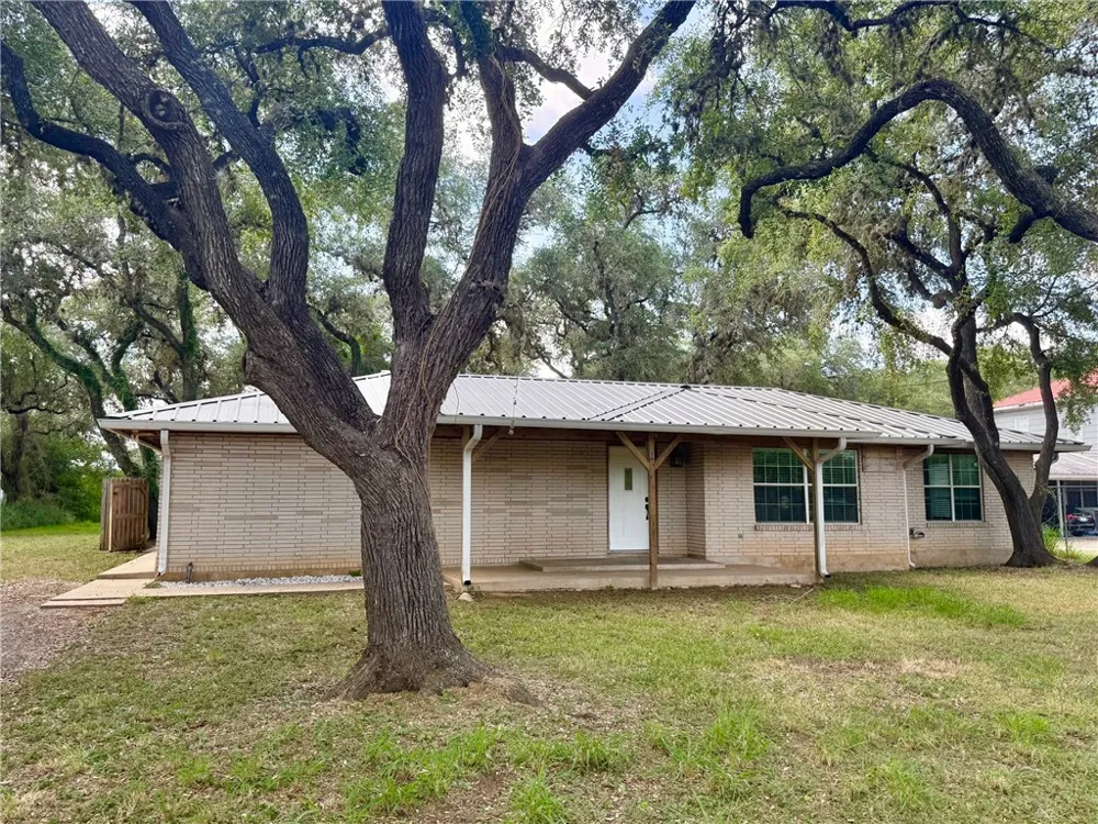 170 White Lane Beeville, TX 78102
