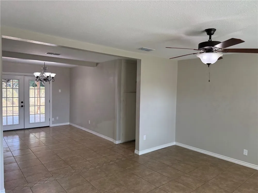 170 White Lane Beeville, TX 78102